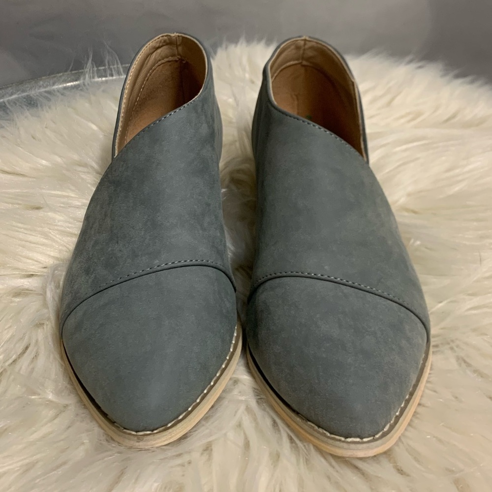 JG slide on shoes with side cut-out. Size 8‎